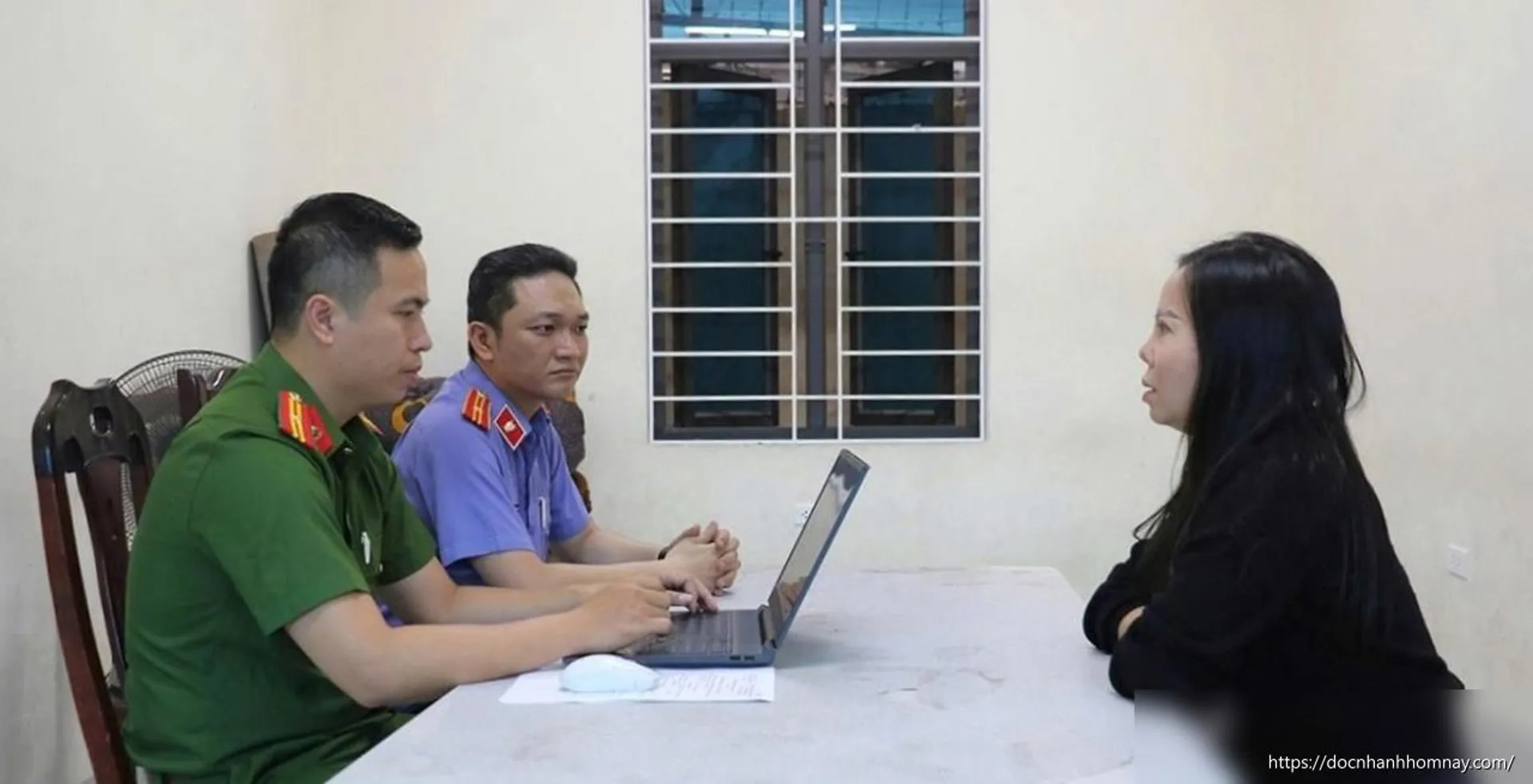Khởi tố 3 đối tượng ném chất bẩn vào cửa hàng quần áo ở Nghệ An