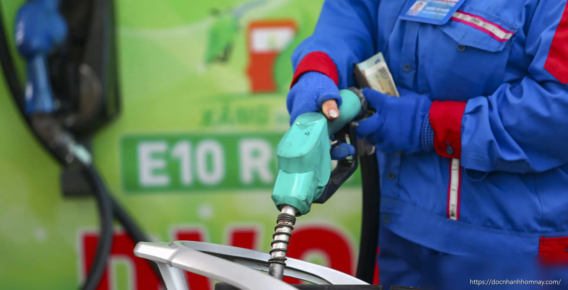 Giá xăng E10 vượt 20.000 đồng/lít: Người dân thêm gánh nặng chi tiêu