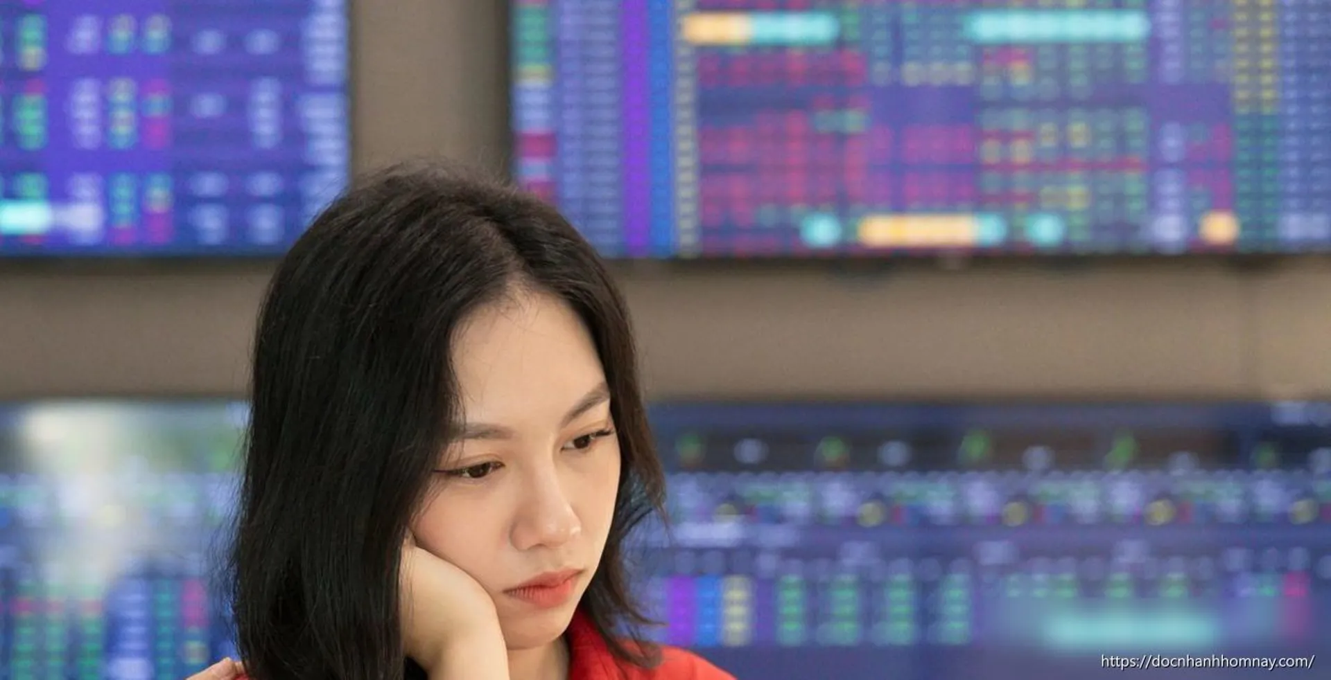 VN-Index 'lờ đờ' trong phiên giao dịch 2/7: Áp lực từ nhóm ngân hàng, thanh khoản thấp