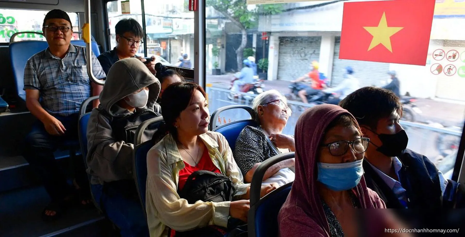 Ngày đầu miễn vé xe buýt ở TP.HCM: Khách đông, nhiều tuyến chật kín