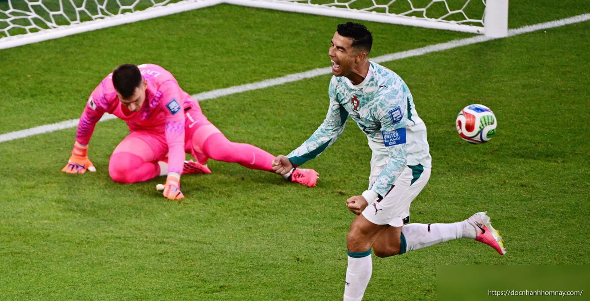 Chicharito: Messi là Siêu nhân, Ronaldo là Người Dơi