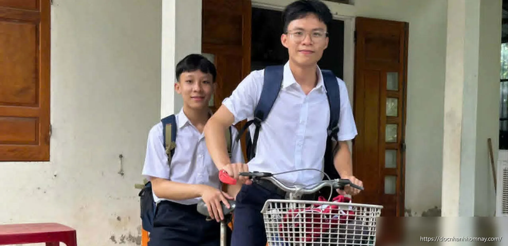 3 năm đèo nhau đến trường trên chiếc xe đạp cũ, đôi bạn thân cùng đỗ thủ khoa