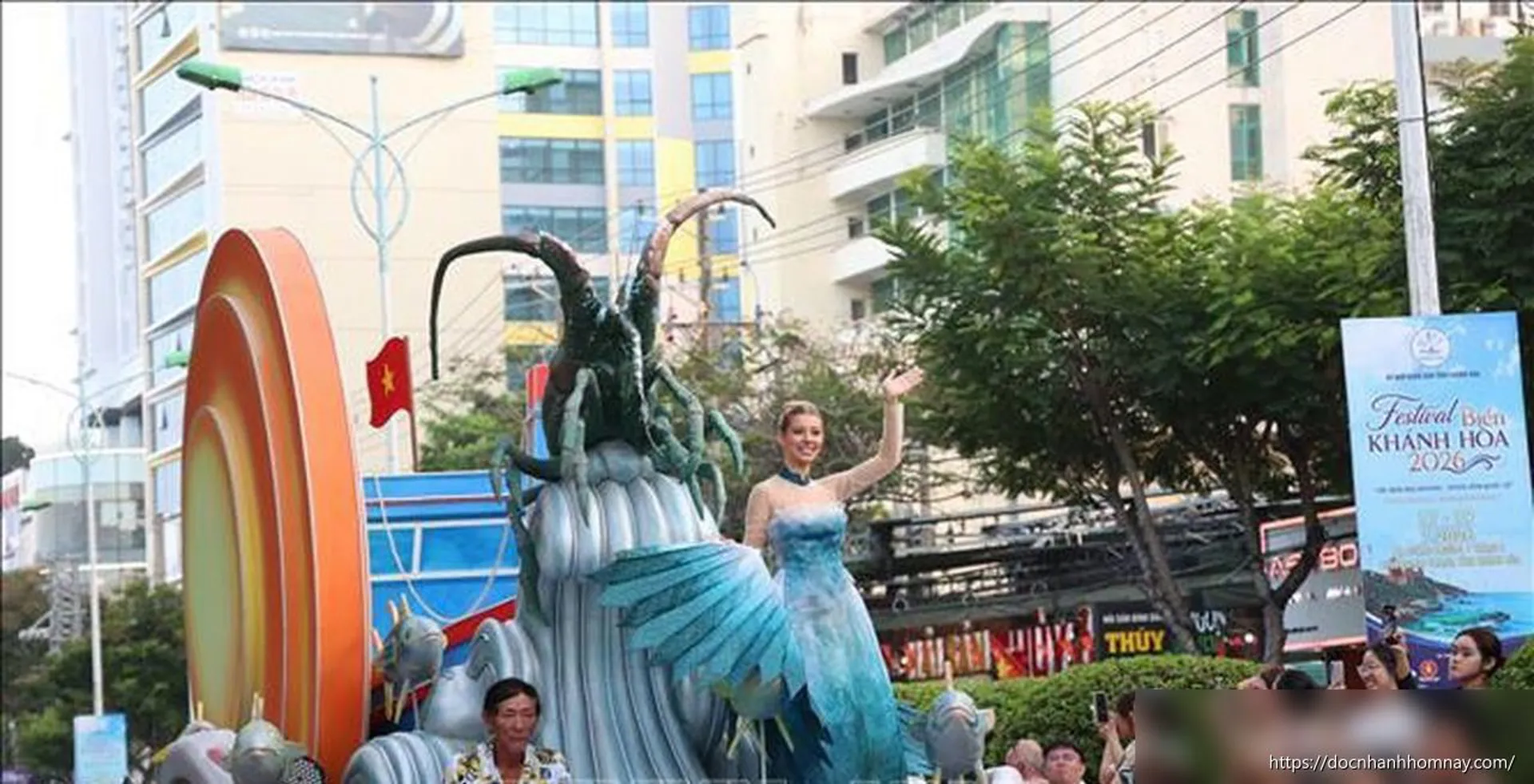 Rực rỡ sắc màu Carnival đường phố Festival Biển Khánh Hòa 2026