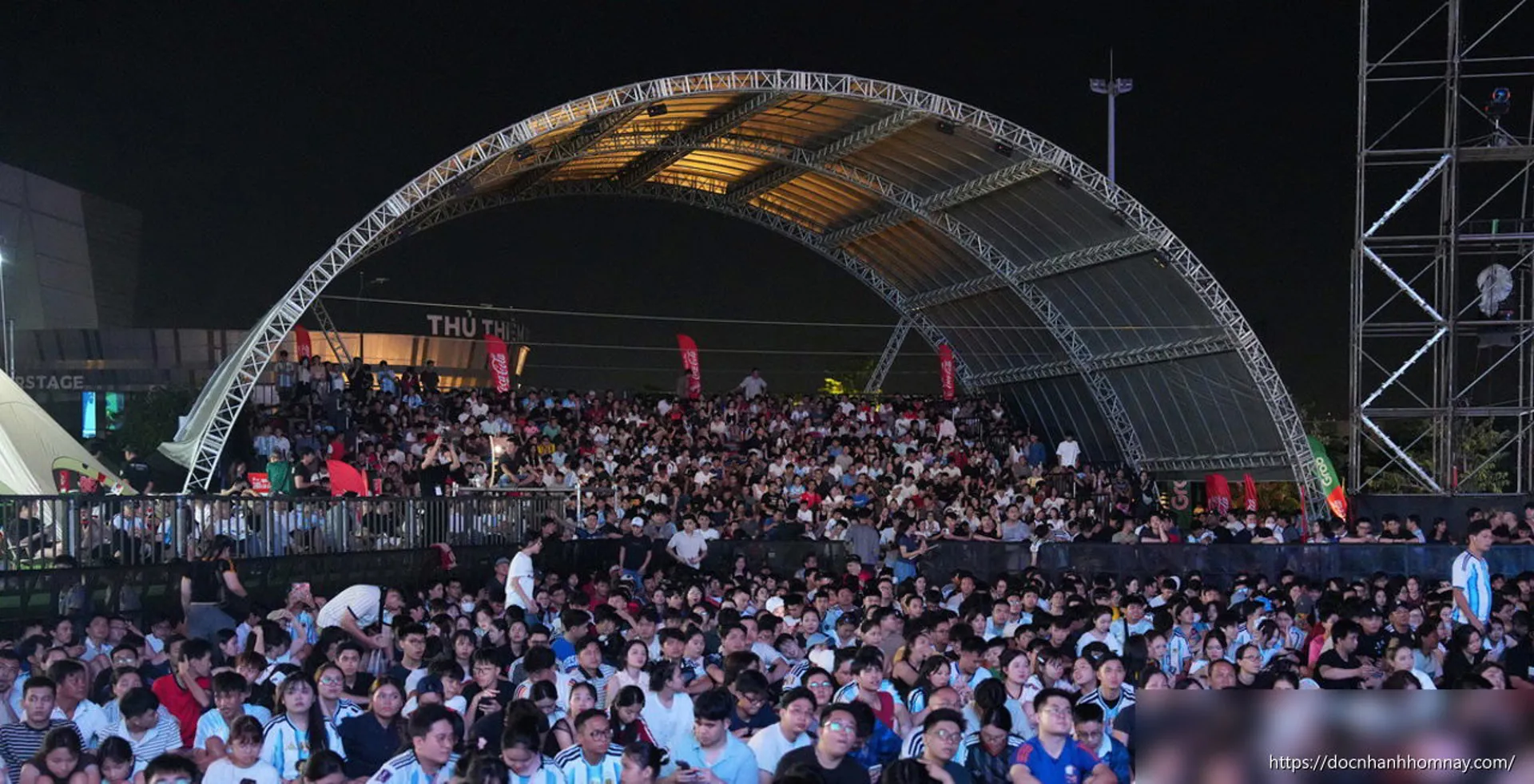Hàng nghìn CĐV Việt đổ về công viên bờ sông Sài Gòn xem chung kết World Cup