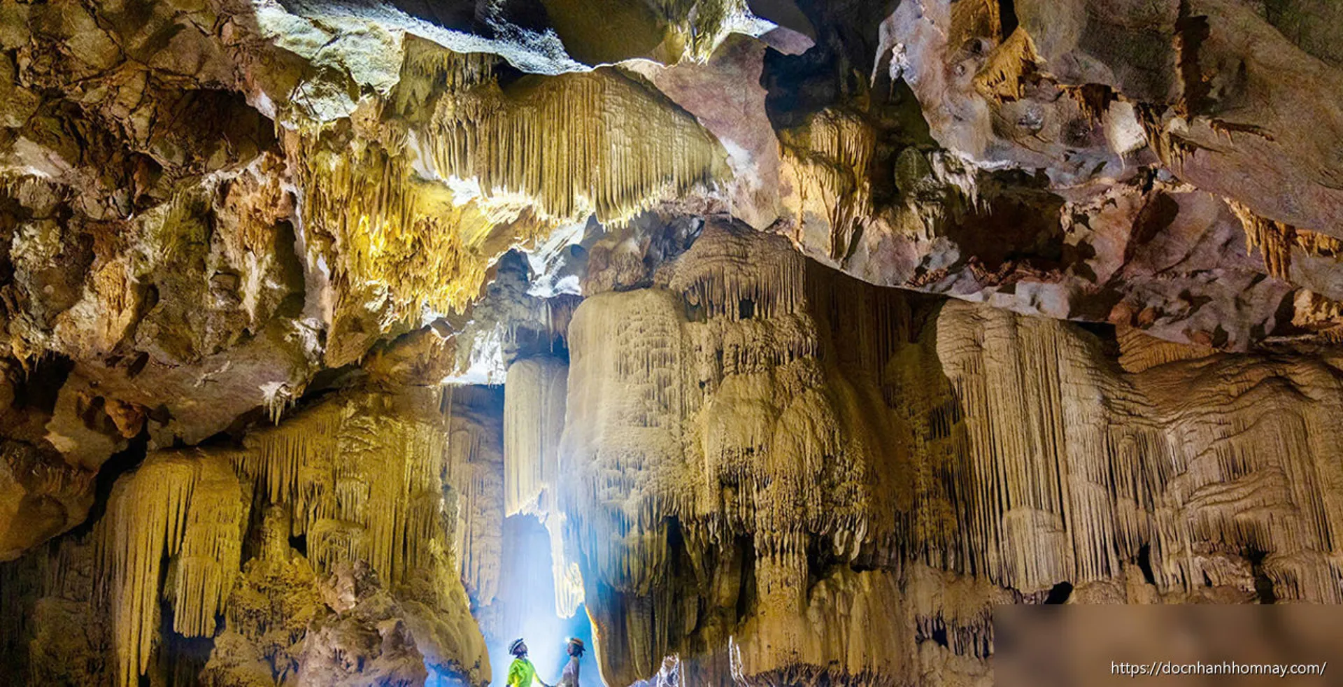 Hành trình tìm ra hang động như 'cung điện thạch nhũ' ở Quảng Trị