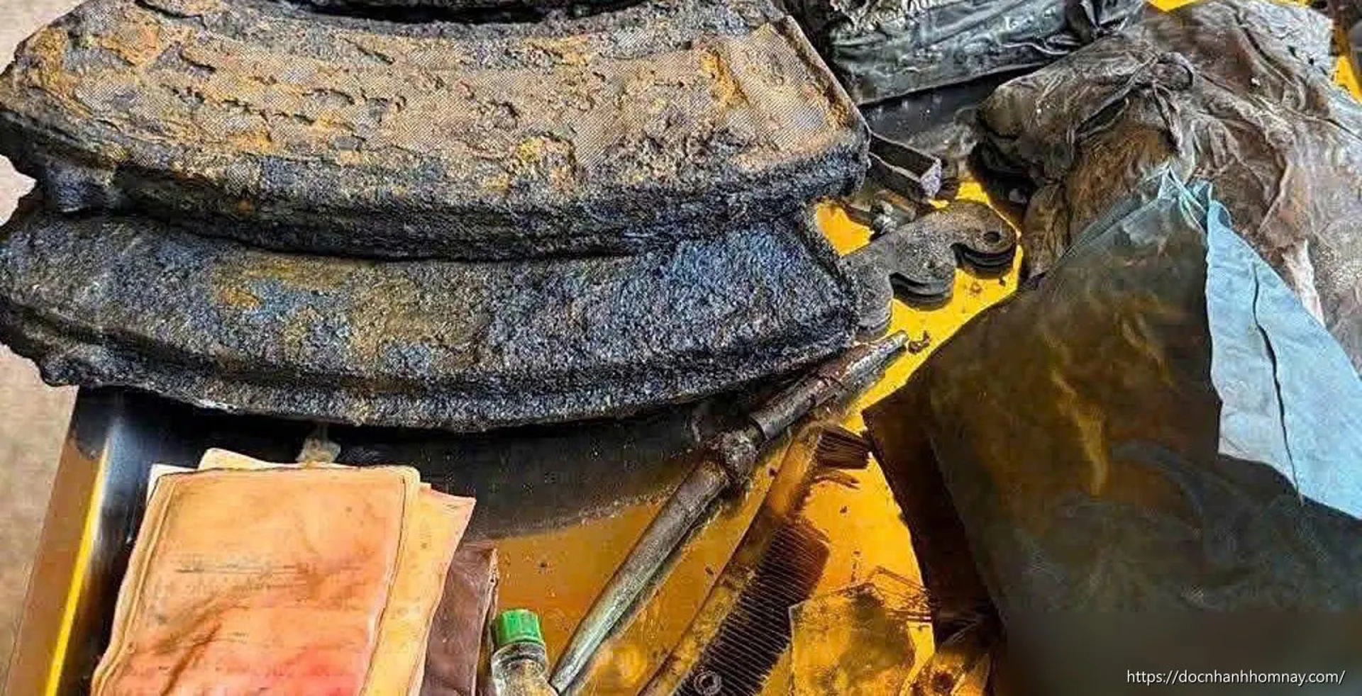 Di vật bên cạnh 9 hài cốt liệt sĩ ở công viên Lê Thị Riêng