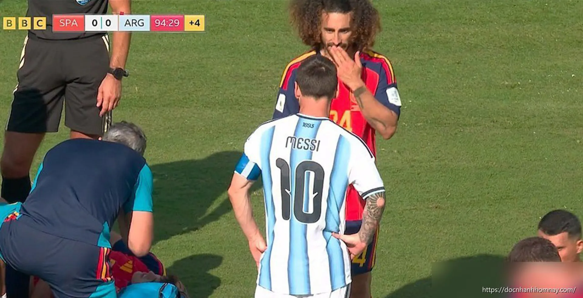 Messi bị chê 'trẻ con' khi đòi phạt thẻ đỏ Cucurella
