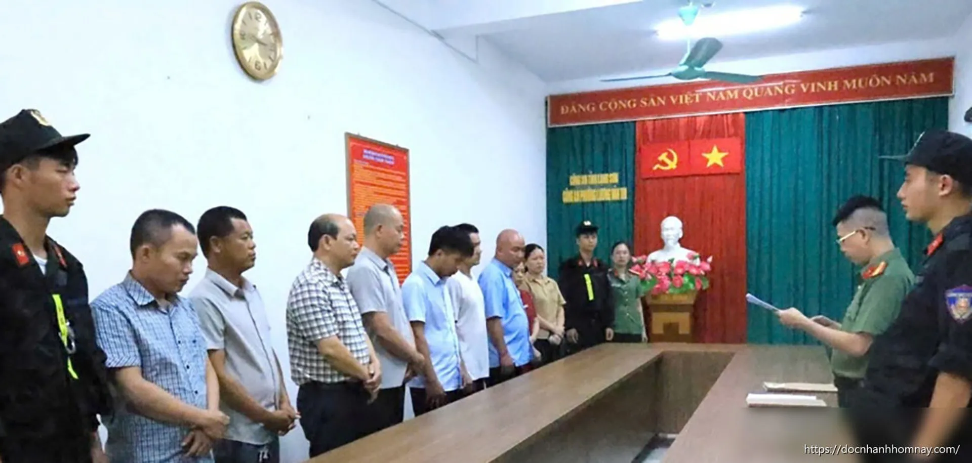 Phó chủ tịch xã cùng nhiều người bị bắt vì tham ô tiền công đức