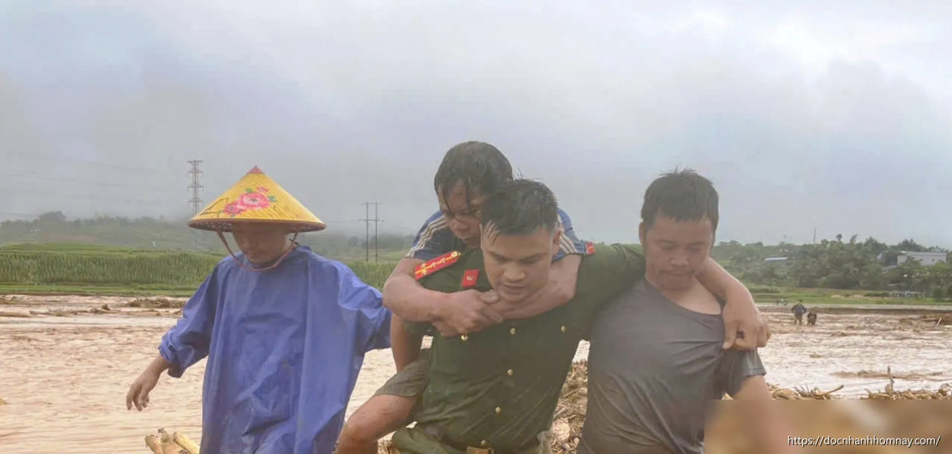 Thiếu tá công an kể phút nắm tay nhau thành 'sợi dây người', cứu 2 người giữa lũ xiết