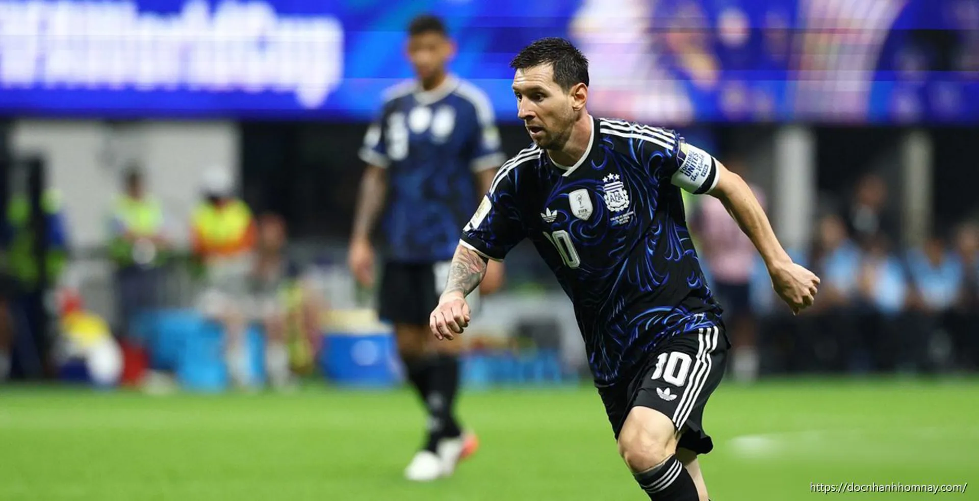Vì sao Messi thích chuyền bóng chéo sân?