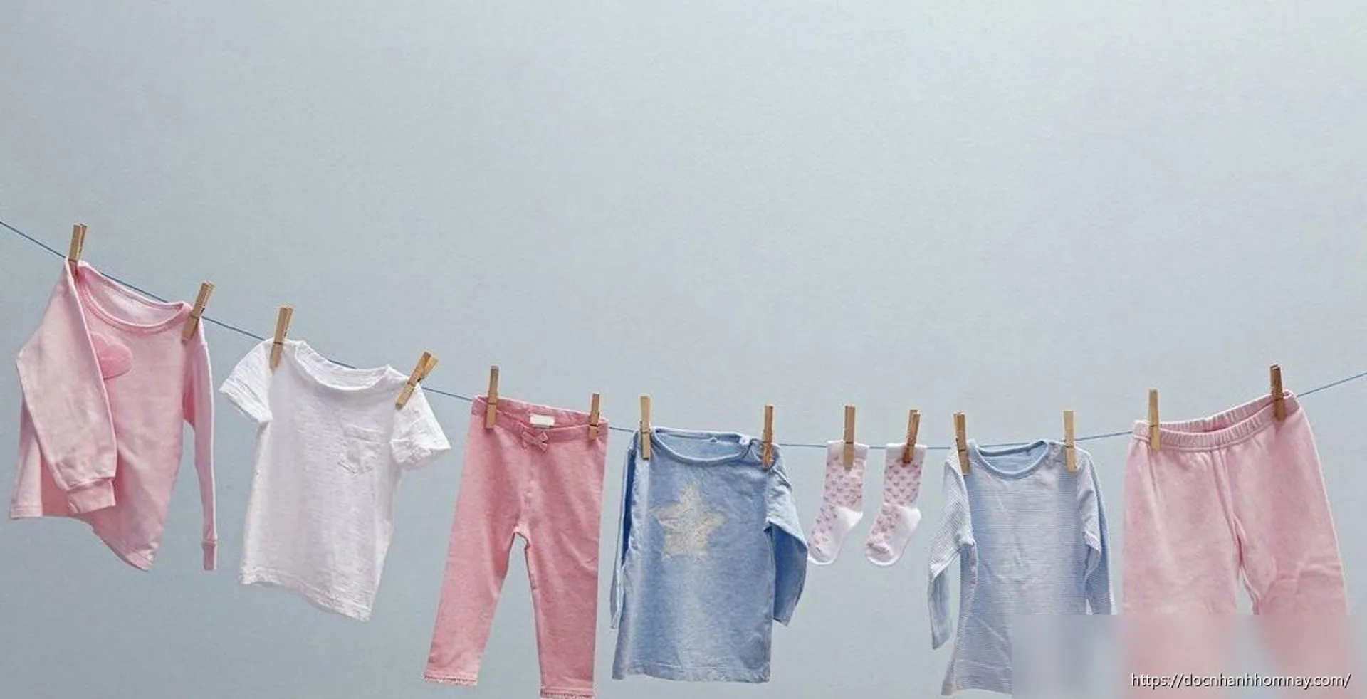 Sai lầm nhiều cha mẹ mắc phải khi mặc quần áo mới cho trẻ sơ sinh