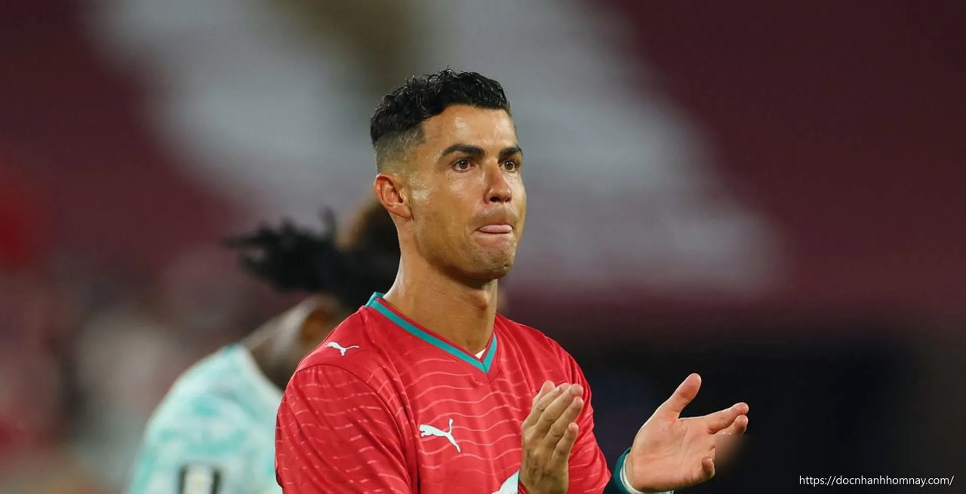 Ronaldo gây tranh cãi khi nhận giải Cầu thủ hay nhất trận