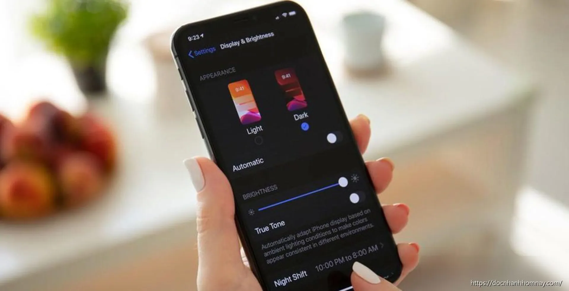Có nên bật chế độ Dark Mode khi trời tối? Sự thật bất ngờ