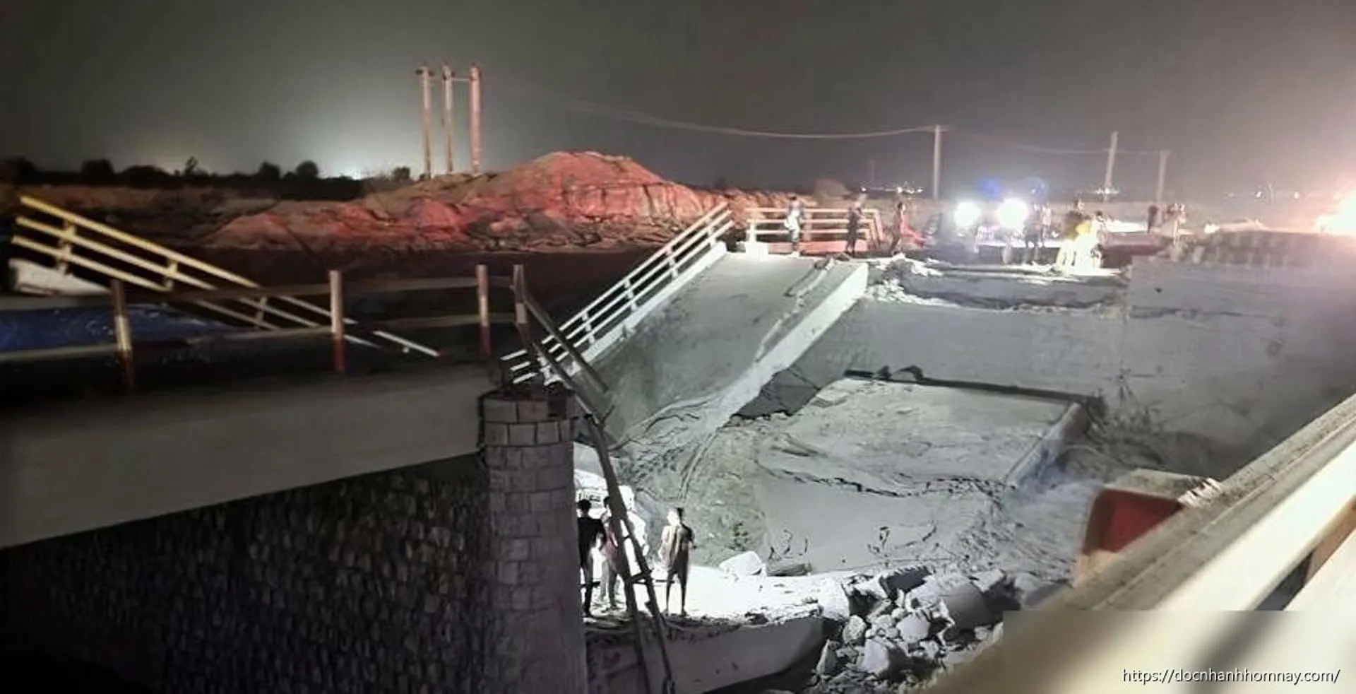 Mỹ không kích Iran: Nhắm vào cầu và ga đường sắt, 2 người chết