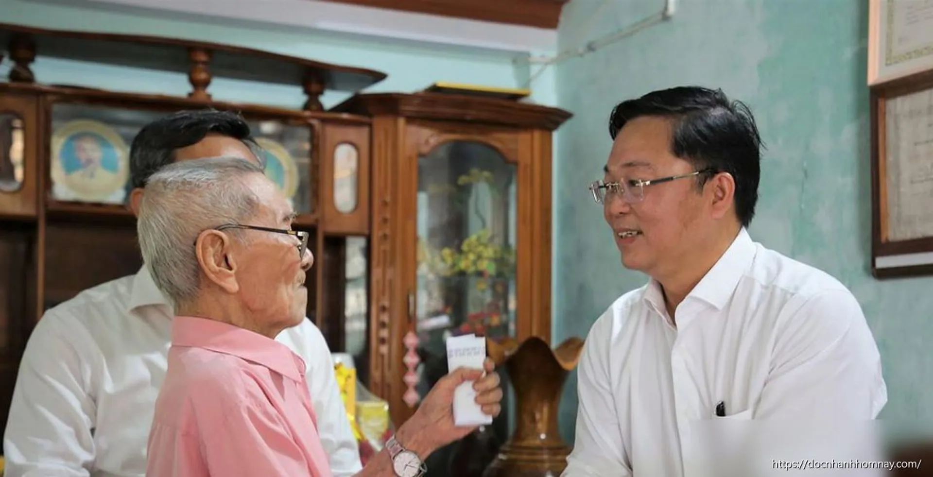 Chủ tịch Ủy ban MTTQ Việt Nam thành phố Lê Trí Thanh thăm, tặng quà gia đình có công tại phường Bàn Thạch