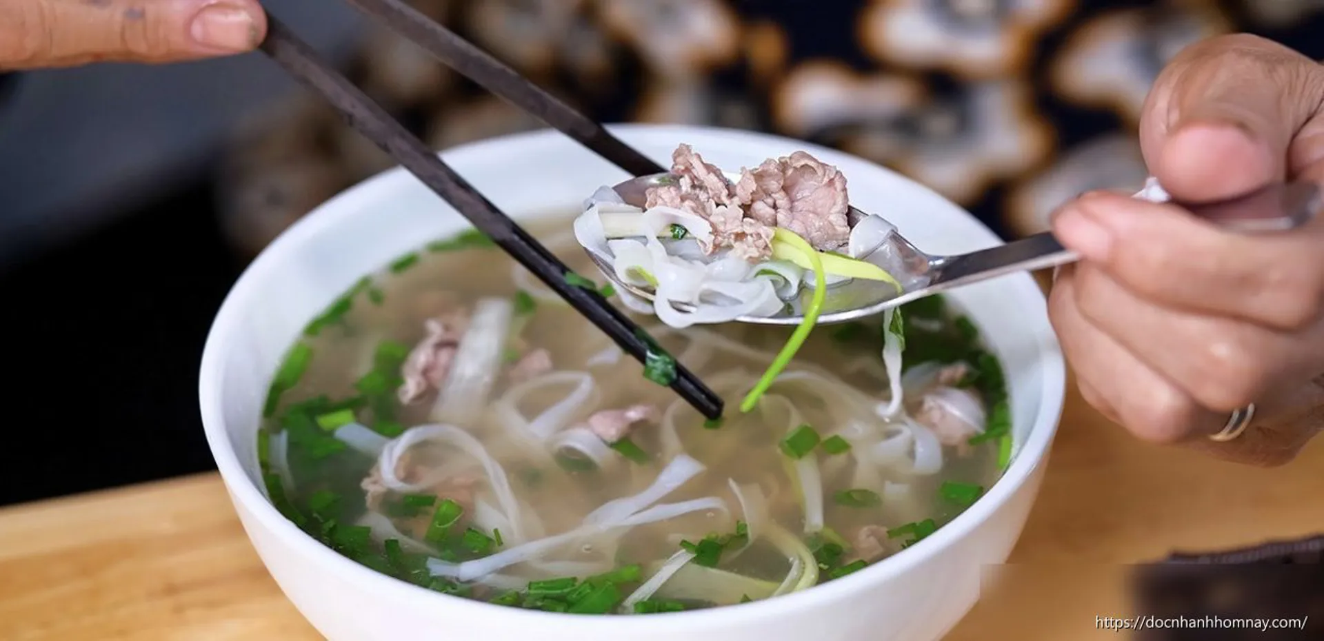 Giá xăng giảm sâu, hàng phở 'xin tăng 5.000 đồng' rồi neo mãi ở đỉnh: Người dân thắt lưng buộc bụng