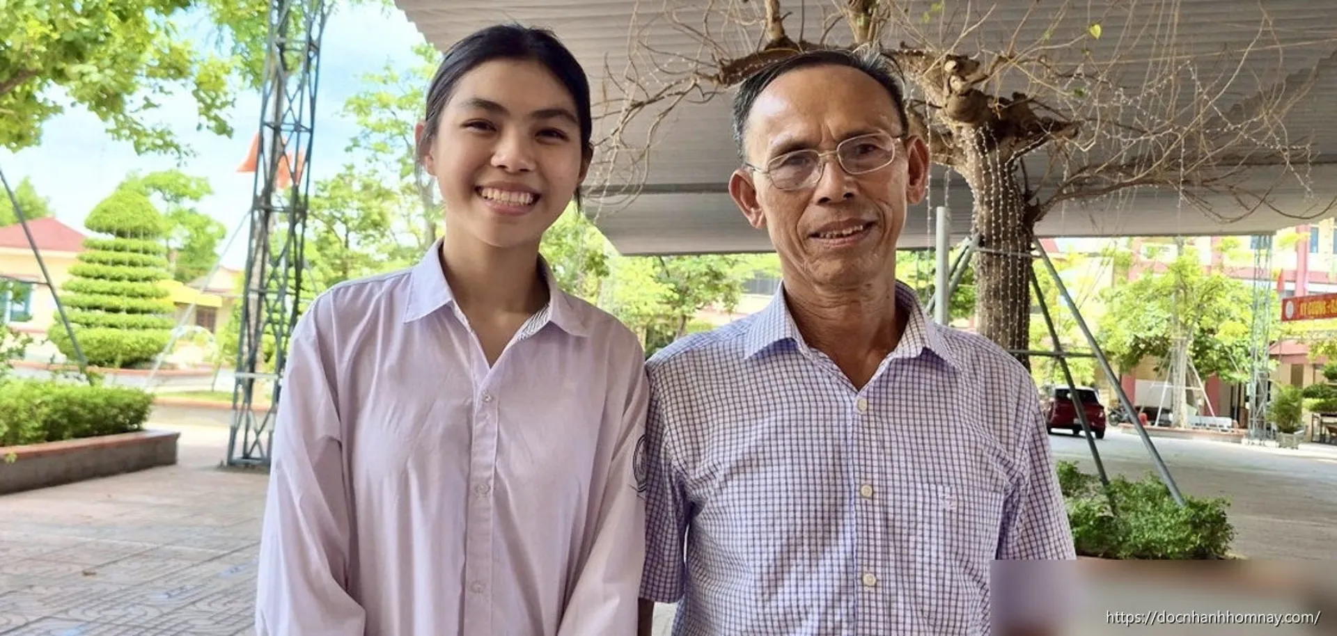 Bố mẹ đi làm công nhân xa nhà, nữ sinh gọi điện báo tin ‘con đỗ thủ khoa’