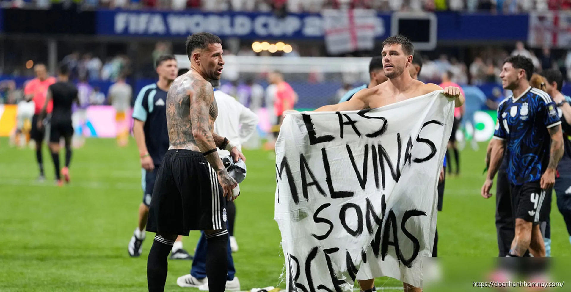 FIFA vào cuộc vụ Argentina giương biểu ngữ chính trị