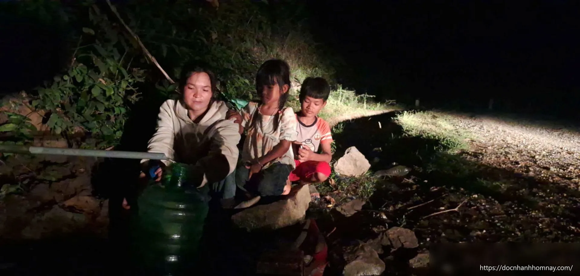 Người dân Khe Sanh theo ánh đèn pin tìm nước giữa đại ngàn