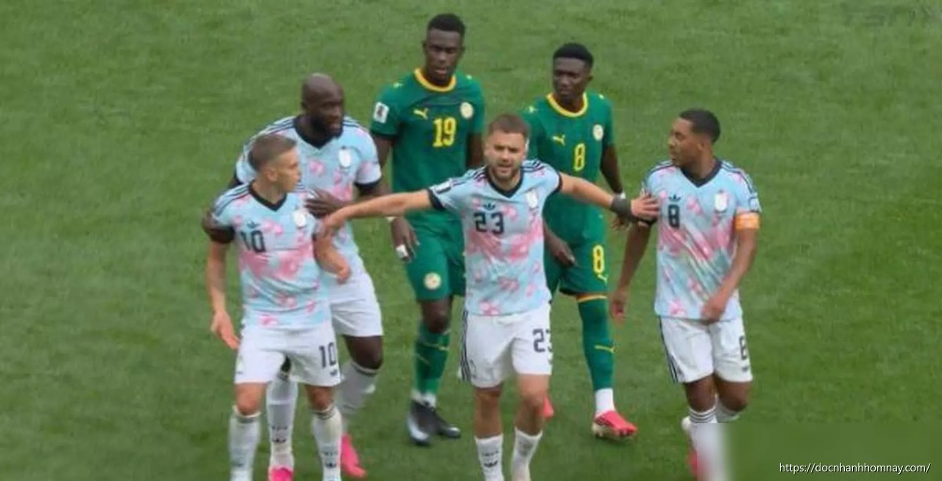 Căng thẳng rồi ôm hòa: Trossard và Tielemans suýt đánh nhau, sau đó cùng nhau cứu Bỉ
