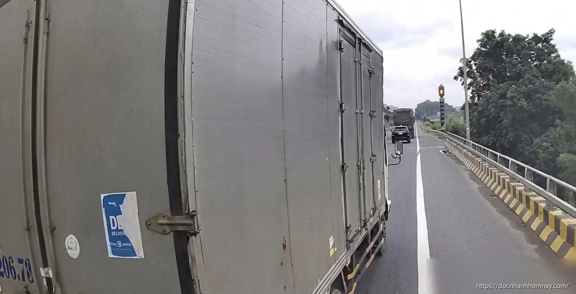 Phạt tài xế xe tải vượt ẩu trên Quốc lộ 1 từ phản ánh qua ứng dụng VNeTraffic