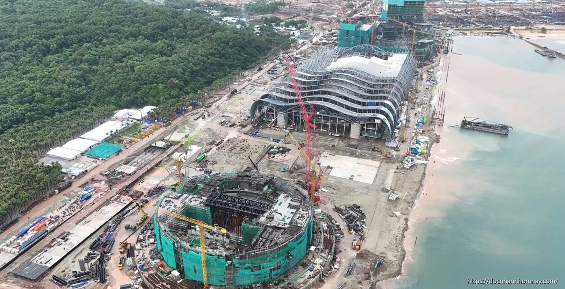Cụm công trình phục vụ APEC 2027 ở Phú Quốc sau một năm thi công: Mái gợn sóng và nhà ga VIP dần hình thành