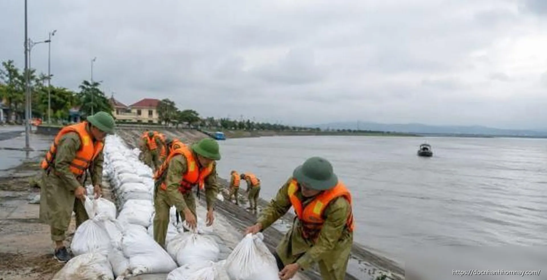 Bộ Nông nghiệp và Môi trường khẩn trương chỉ đạo an toàn đê điều trước bão số 1
