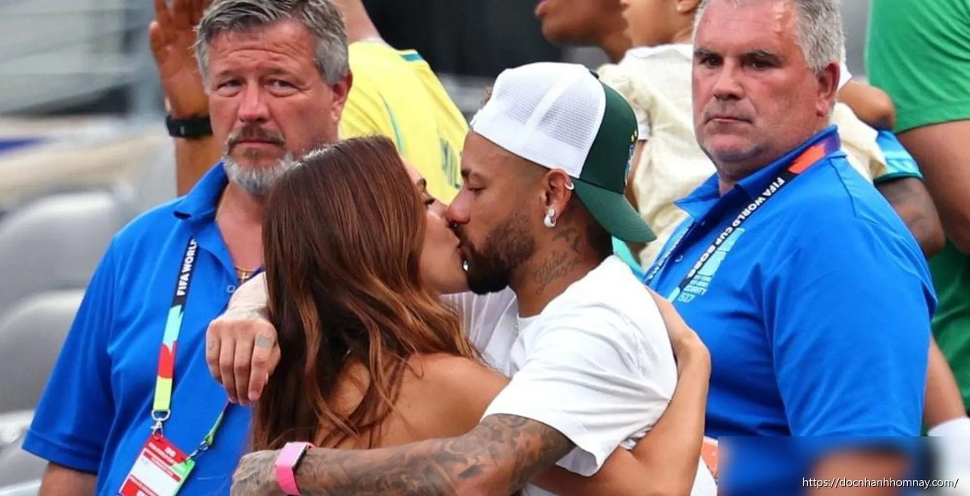 Neymar khóc rồi ôm hôn vợ sau cú sốc World Cup