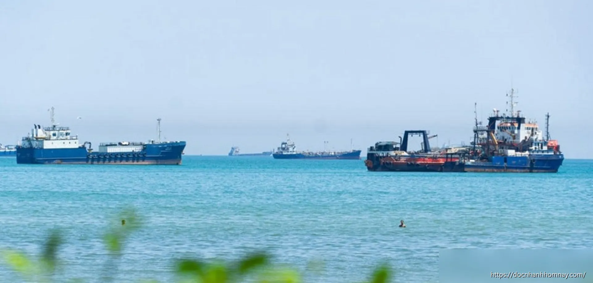 Iran chặn 4 tàu dân sự vượt eo biển Hormuz, dọa trả đũa toàn diện Mỹ