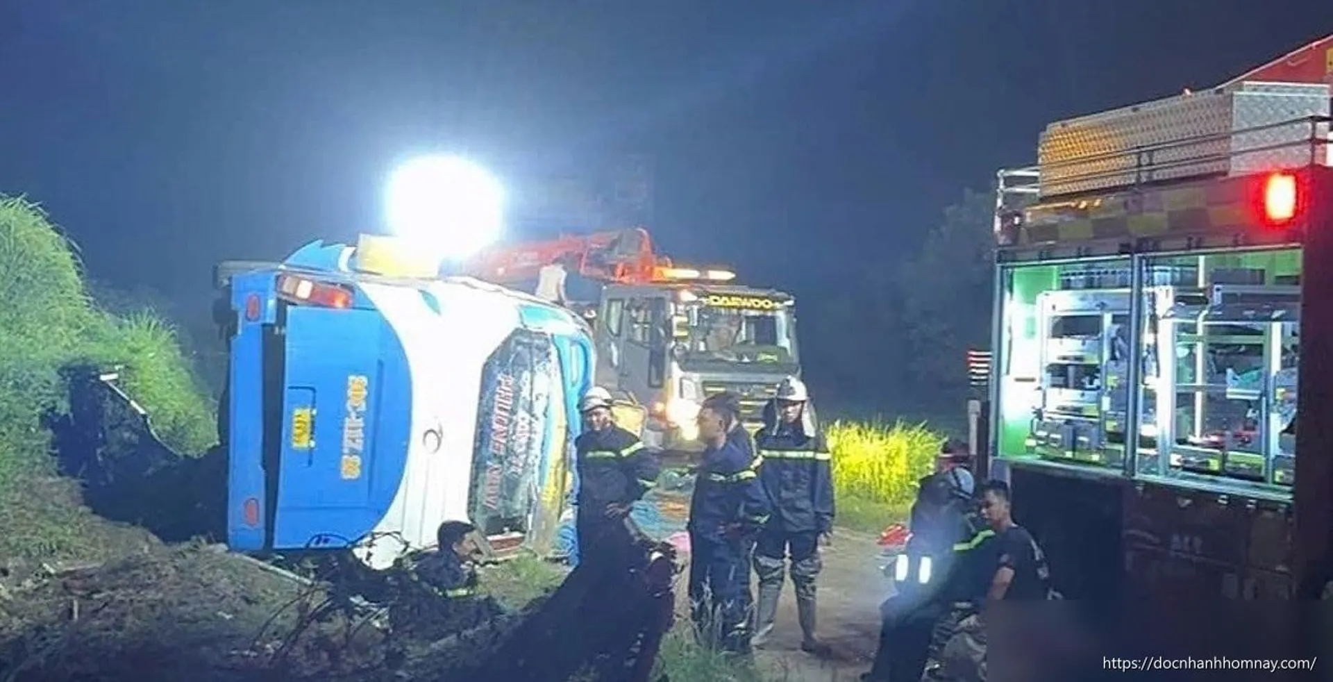 Thảm kịch trên cao tốc Pháp Vân - Cầu Giẽ: Xe khách lao xuống đường gom, 4 người tử vong