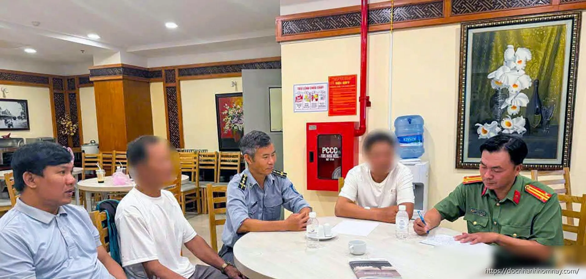 Bẻ san hô làm quà lưu niệm, hai du khách bị phạt 50 triệu đồng