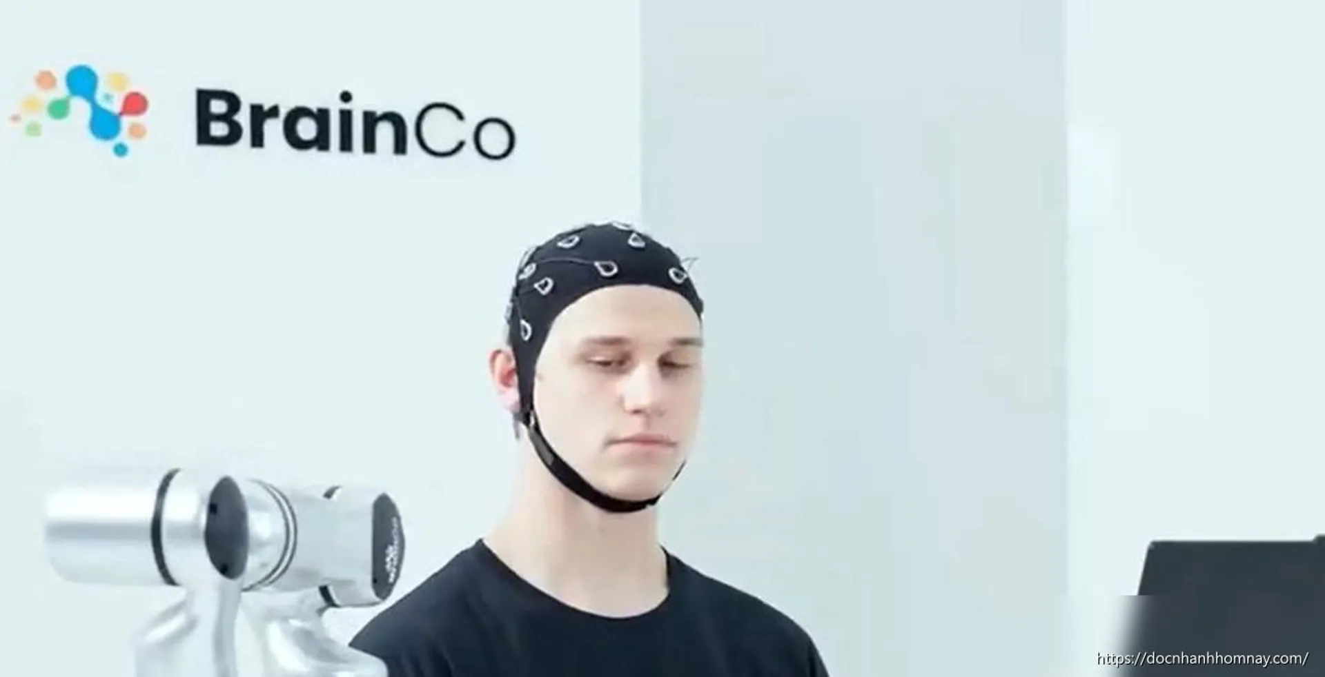 Điều khiển robot bằng ý nghĩ: Công nghệ BCI và AI đột phá từ BrainCo