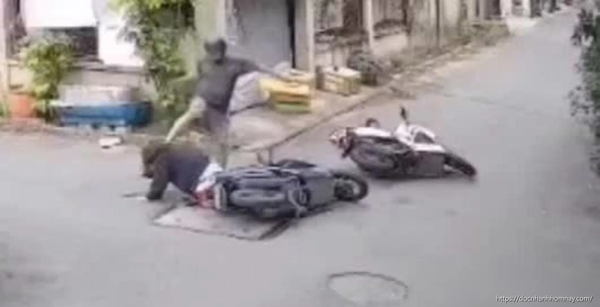 Công an vào cuộc vụ người đàn ông đạp vào đầu cô gái sau va chạm giao thông
