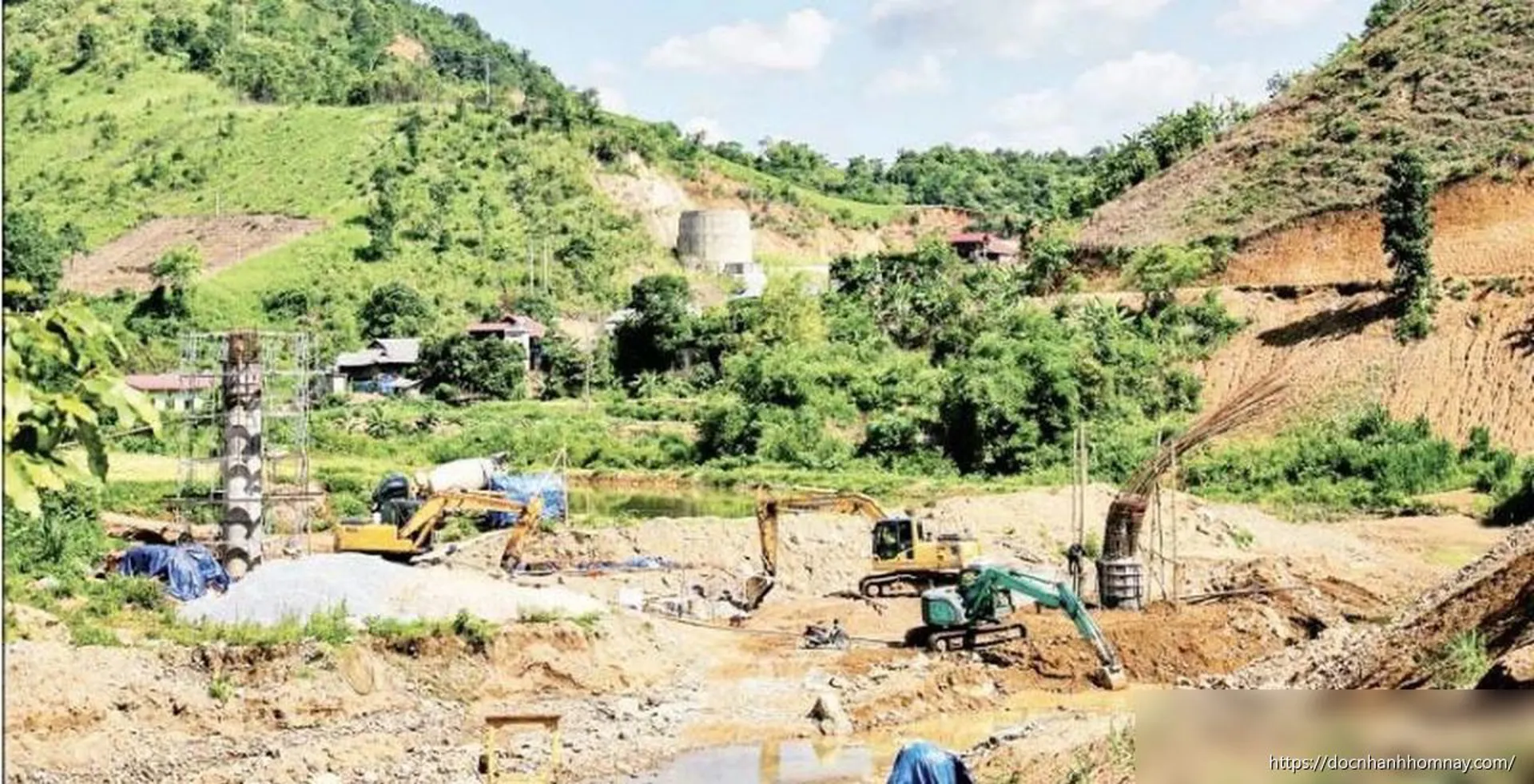 Dự án chậm tiến độ ở Điện Biên: Dân đói ăn, đói chữ vì cầu treo 'treo'
