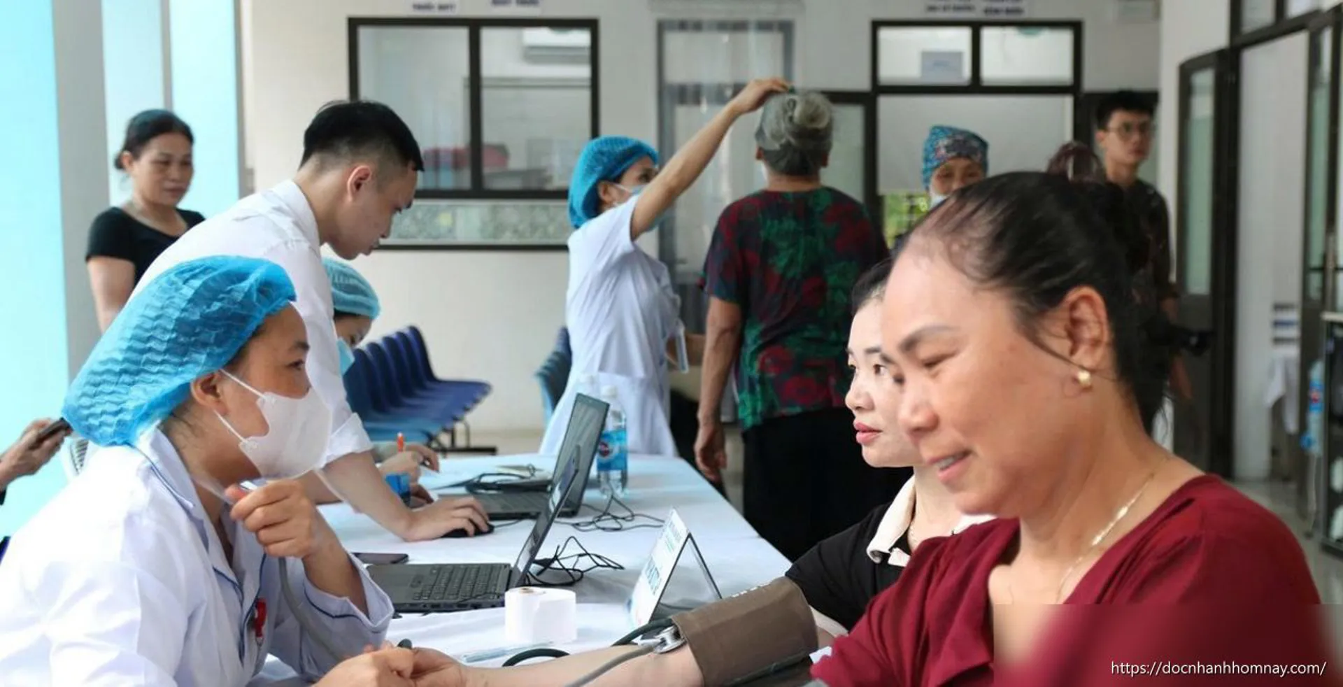 Người dân Hà Nội phấn khởi với khám sức khỏe miễn phí tại chỗ