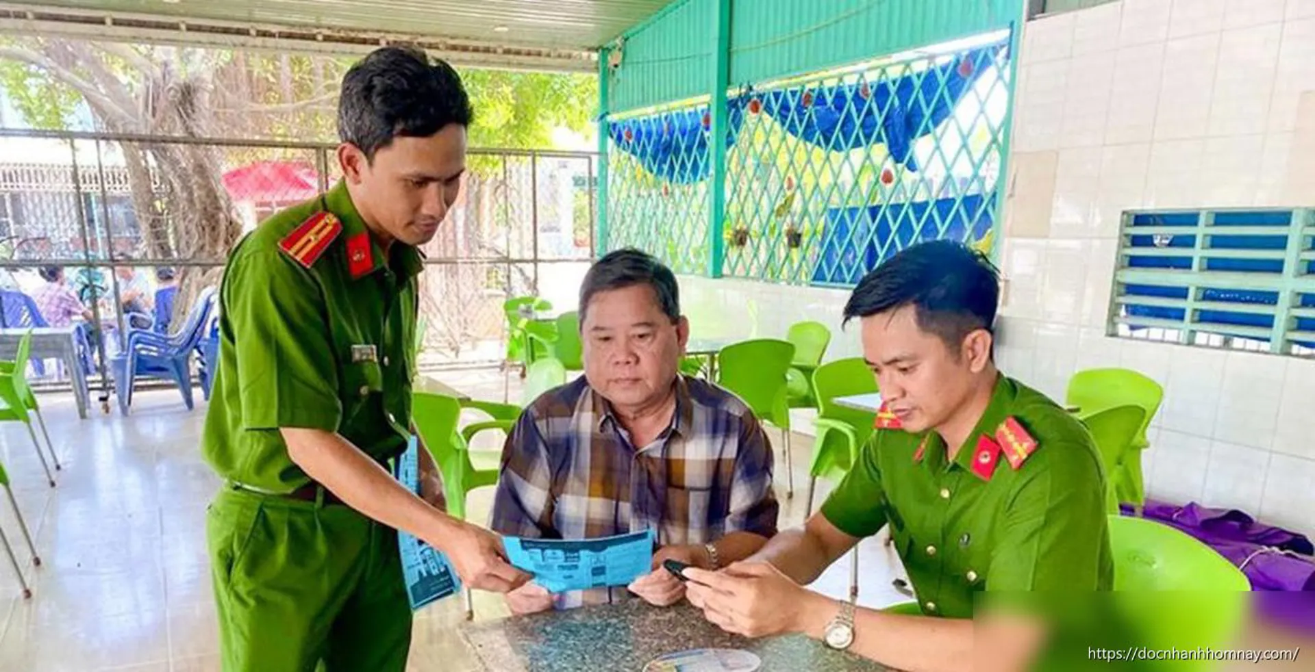 Công an phường Vĩnh Trạch: 'Chiều thứ Sáu về cơ sở' - Gần dân, vì dân