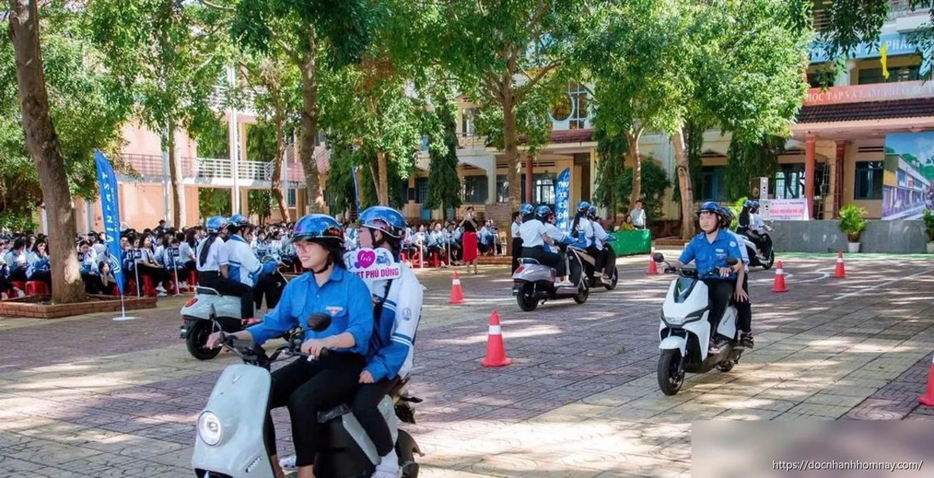 Phạt tiền người dưới 18 tuổi đi mô tô: Hiểu đúng để không lo