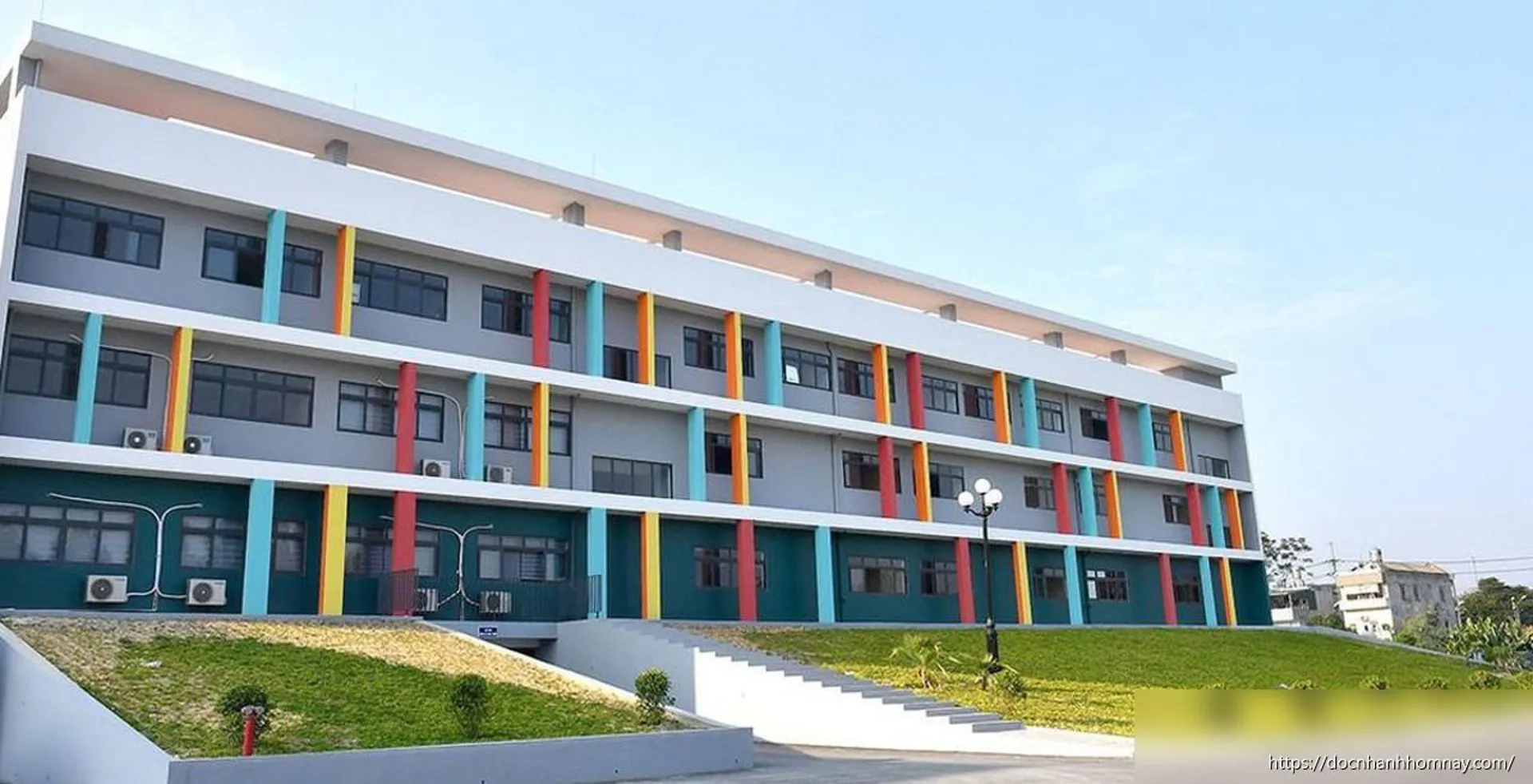 Bộ GD-ĐT lên tiếng vụ giáo viên chuyên Tuyên Quang bị giữ khẩn cấp: Kết quả thi Toán bất thường