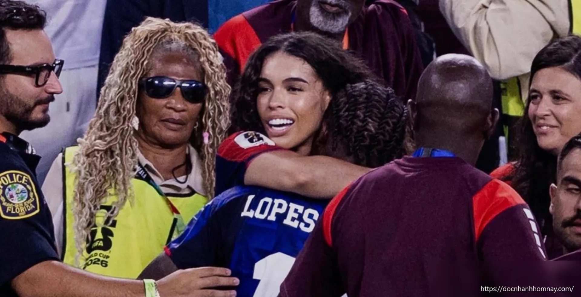 Cầu thủ Cape Verde chạy lên khán đài tìm bạn gái sau bàn thắng: Câu chuyện tình yêu gây sốt World Cup