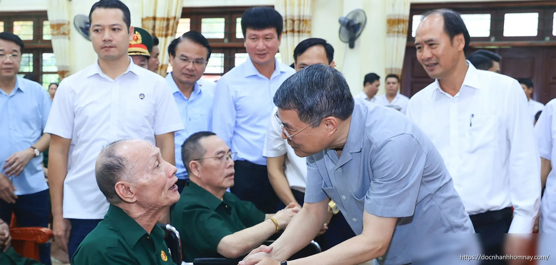Thủ tướng Lê Minh Hưng thăm, tặng quà thương binh tại Ninh Bình