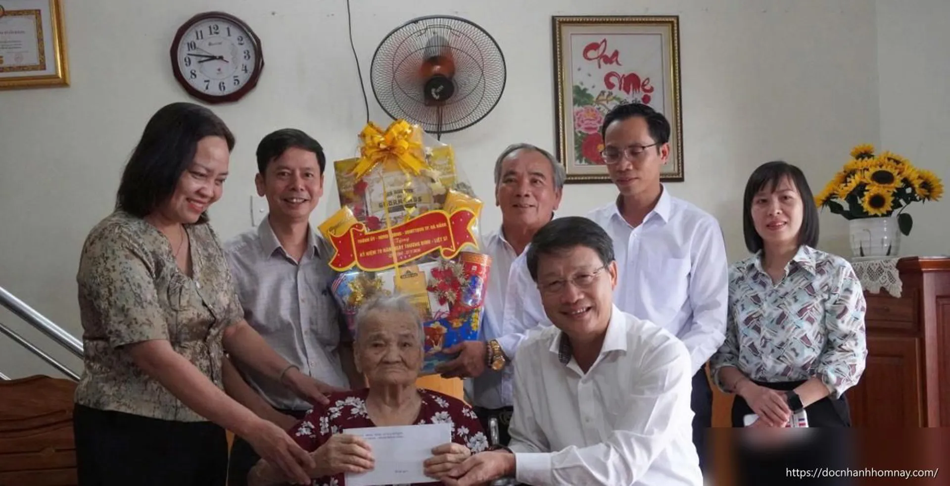 Phó Bí thư Thành ủy Đà Nẵng thăm, tặng quà Mẹ Việt Nam Anh hùng