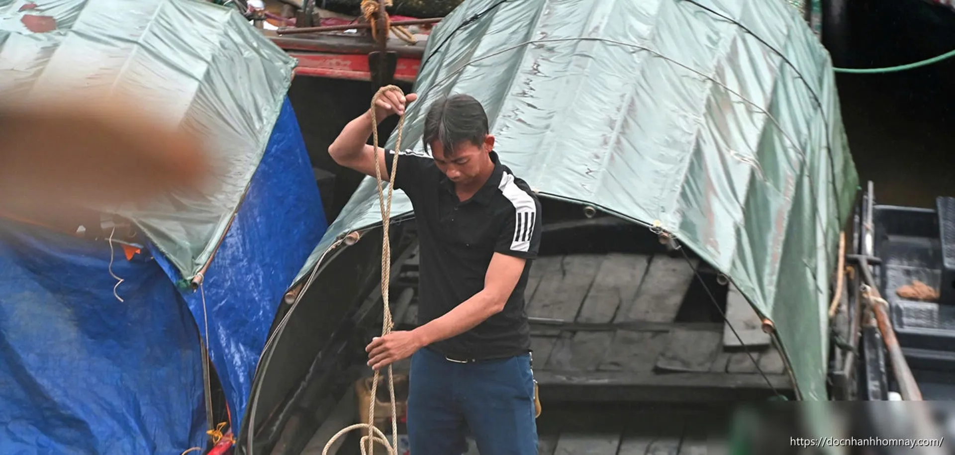 Ngư dân Quảng Ninh chằng néo tàu thuyền, dự trữ lương thực trước bão số 1 Maysak