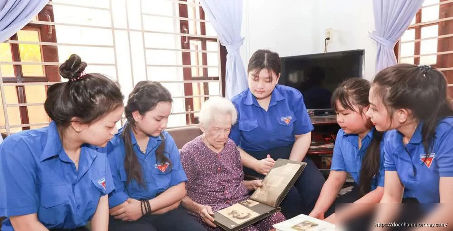 Còn mãi với non sông - Bài 1: Đêm chong đèn ngồi nhớ lại