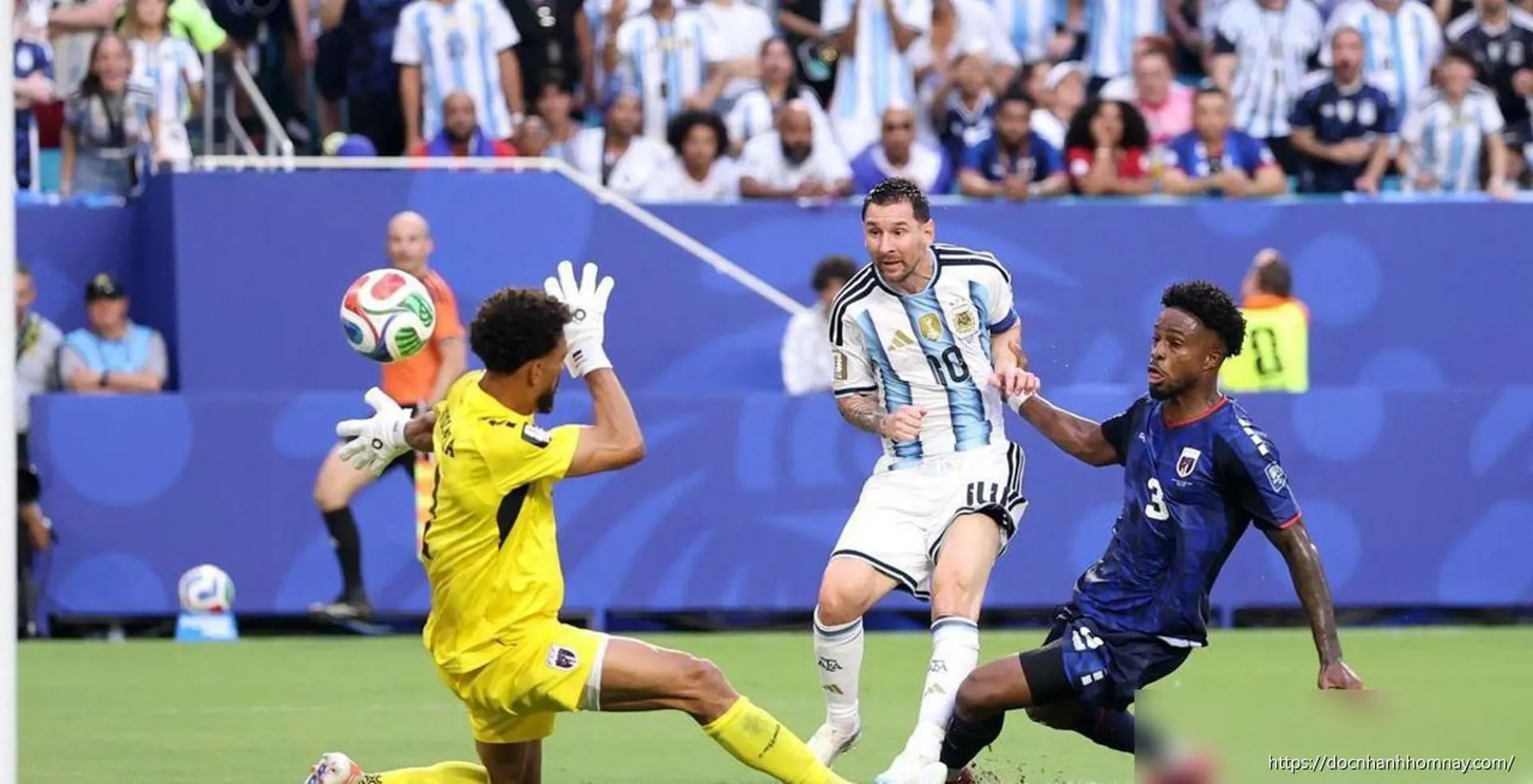 Thủ môn Vozinha có màn trình diễn để đời trước Messi