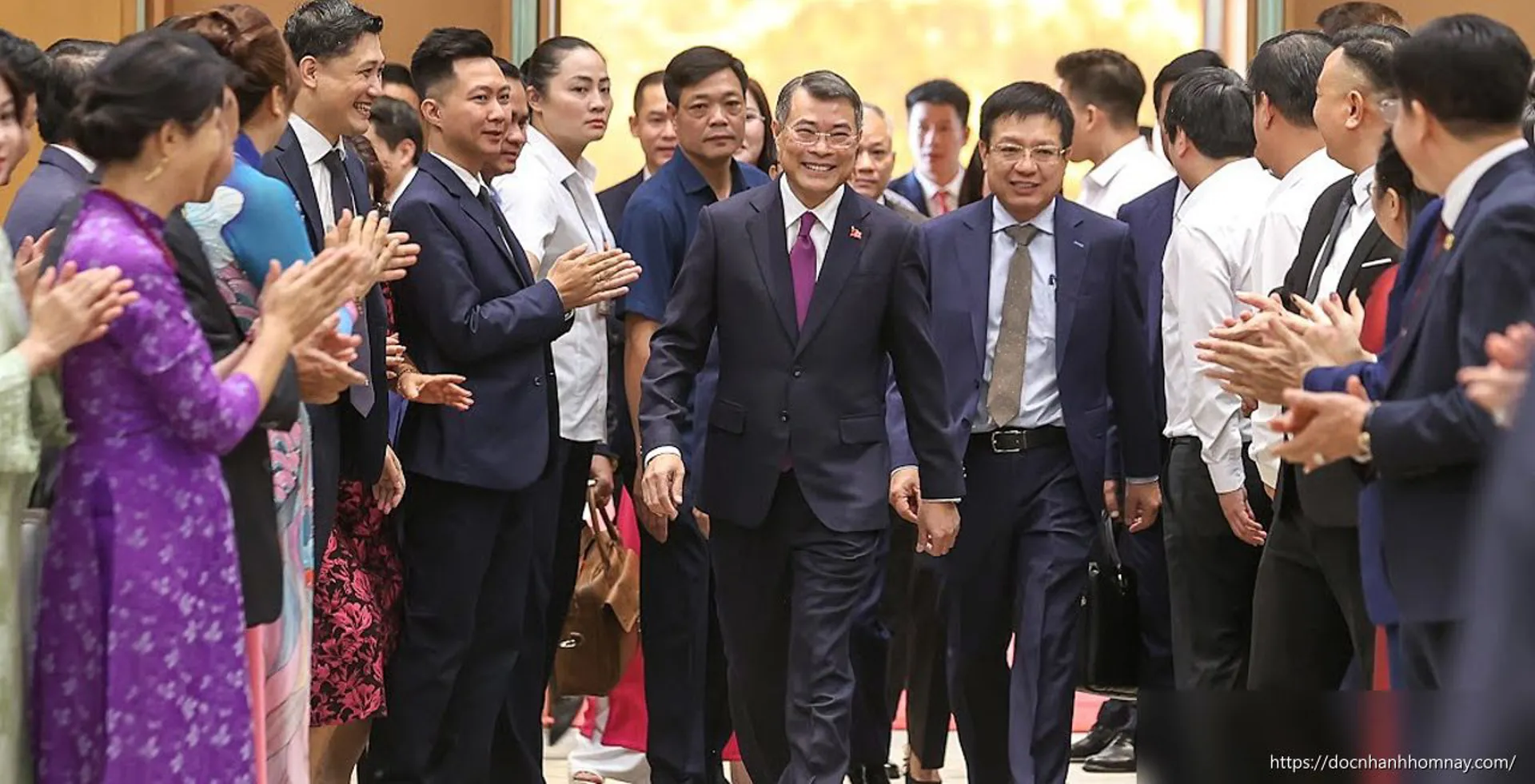 Thủ tướng yêu cầu doanh nghiệp 'nói thẳng, đừng khen' để tập trung tháo gỡ khó khăn