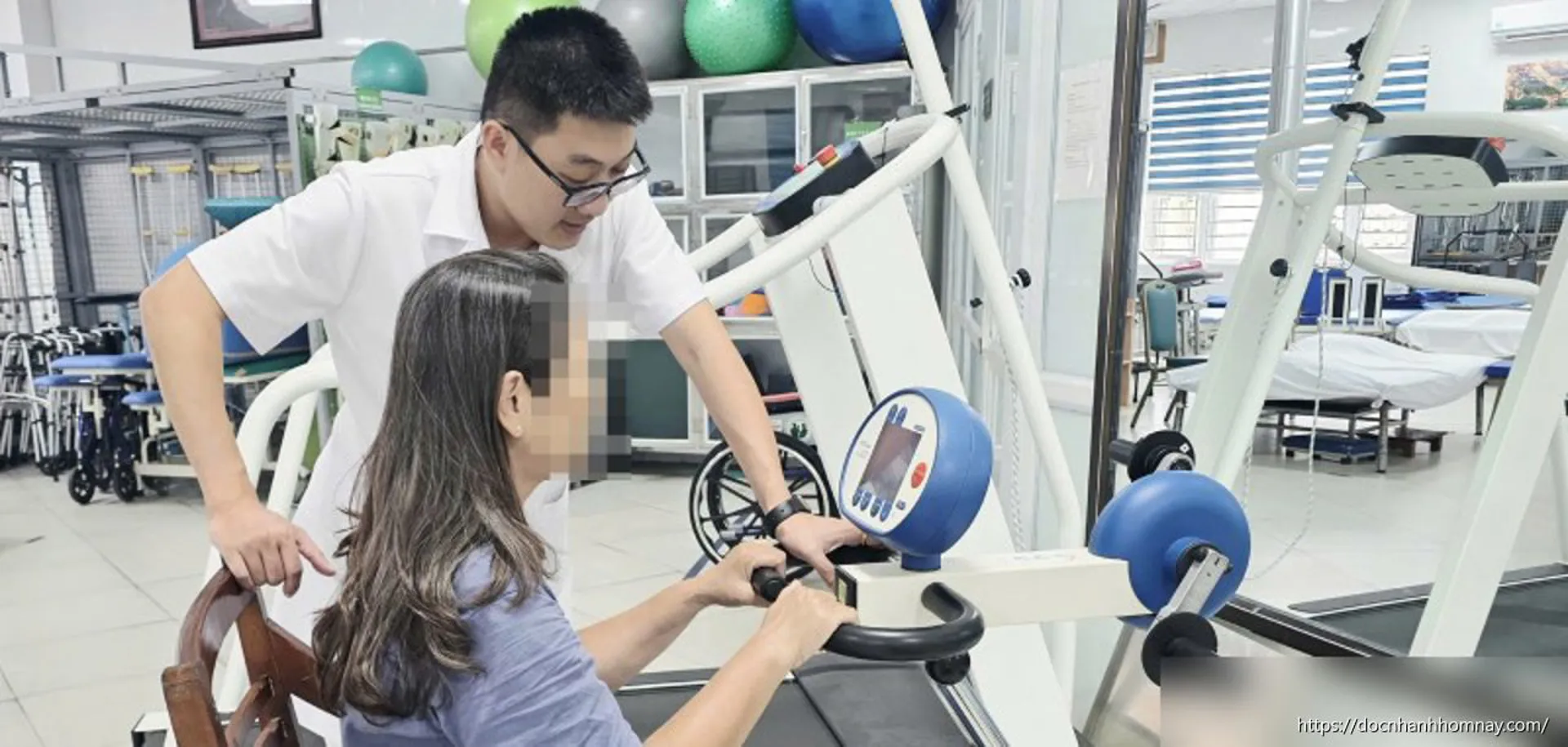 Nữ Việt kiều về nước chữa bệnh: Thoát cảnh chống gậy, đã lái xe máy, đi bộ cả km