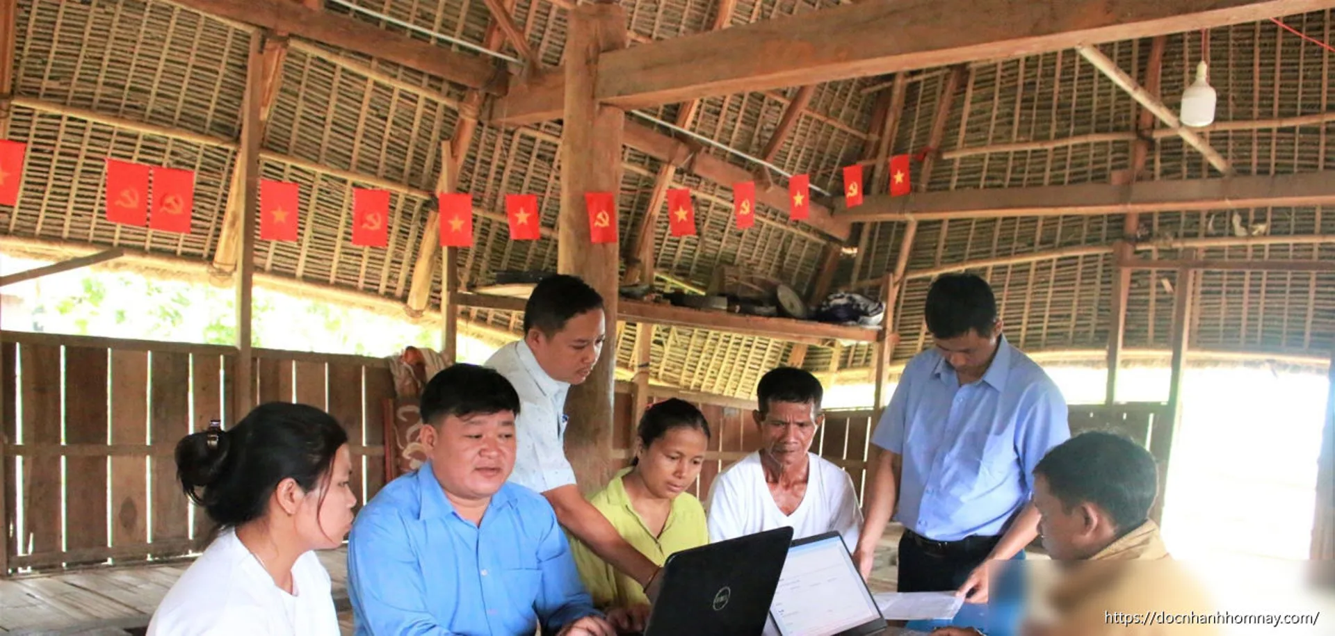 Cán bộ xã mang 'bộ phận một cửa' về nhà rông