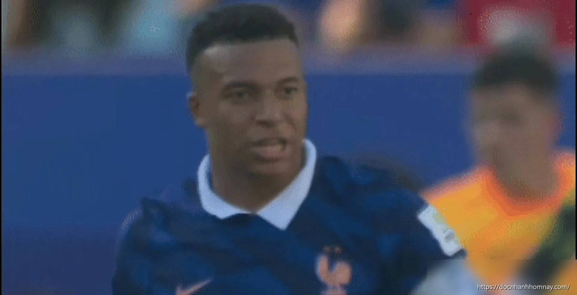 Mbappe nổi nóng, văng tục với cầu thủ Paraguay trên sân