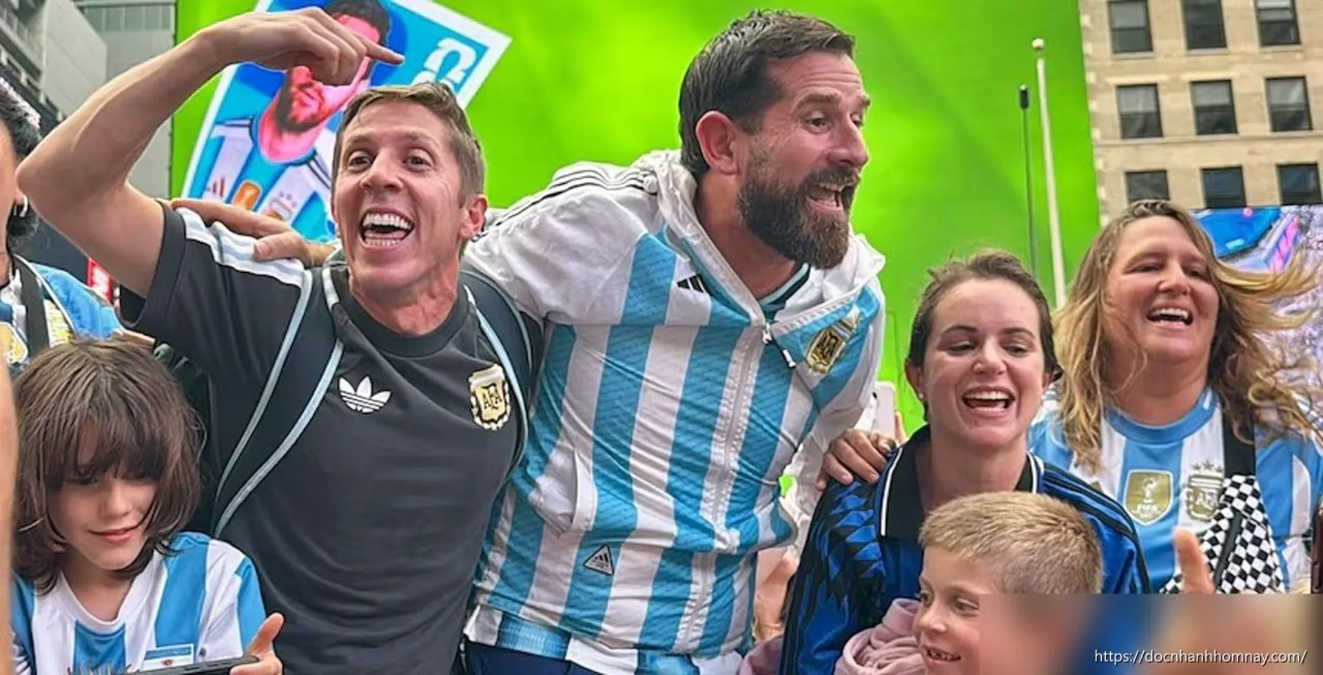 CĐV Argentina và Tây Ban Nha biến New York thành 'chảo lửa' trước chung kết World Cup