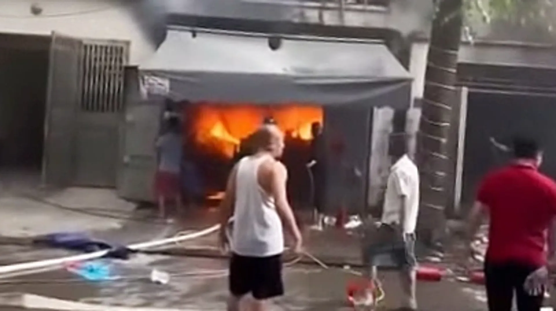 Cháy nhà liền kề ở Hà Nội, nghi có người mắc kẹt